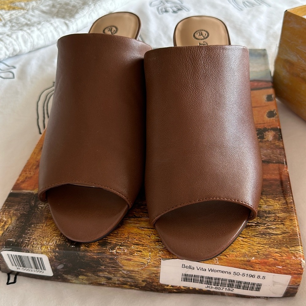 NWT! Bella Vita tan leather “Kathy” open toe stacked heels